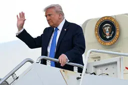 پرواز ترامپ به عربستان + فیلم 