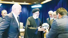 یک پیراهن برای روحانی، یک توپ برای رئیسی و مشتی وعده برای زنان
