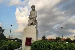 رونمایی از تندیس مولانا در میدان محمدیه تهران
