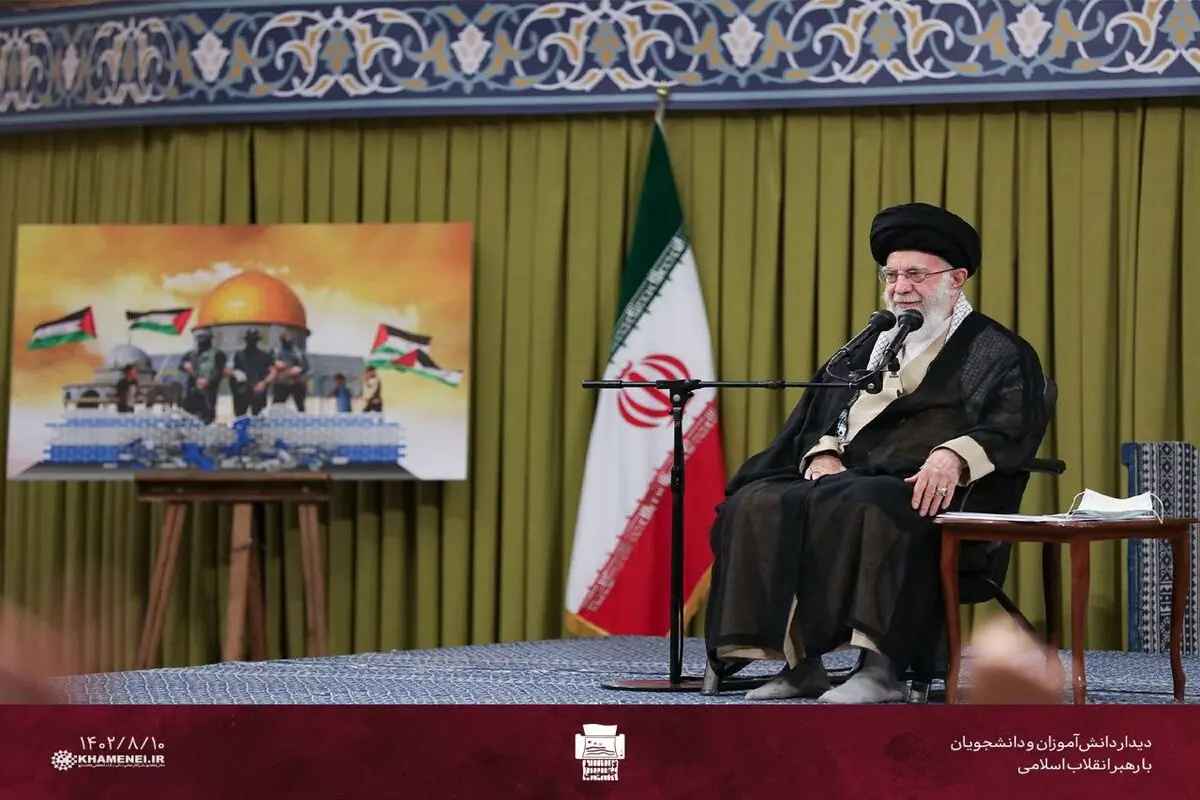 منسوب کردن دشمنی آمریکا با ملت ایران به حادثه تسخیر سفارت یک دروغ بزرگ است/ ۲۶ سال قبل از حادثه‌ سفارت، کودتای ۲۸ مرداد اتفاق افتاد

