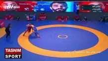 اتفاقی متفاوت در فینال کشتی/ کوچ یزدانی از روی سکوها+ ویدئو