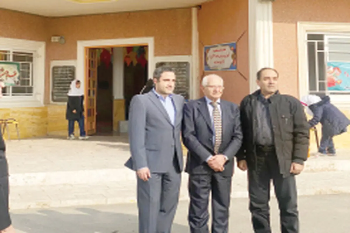 پرچم مدرسه زمردیان بالاست
