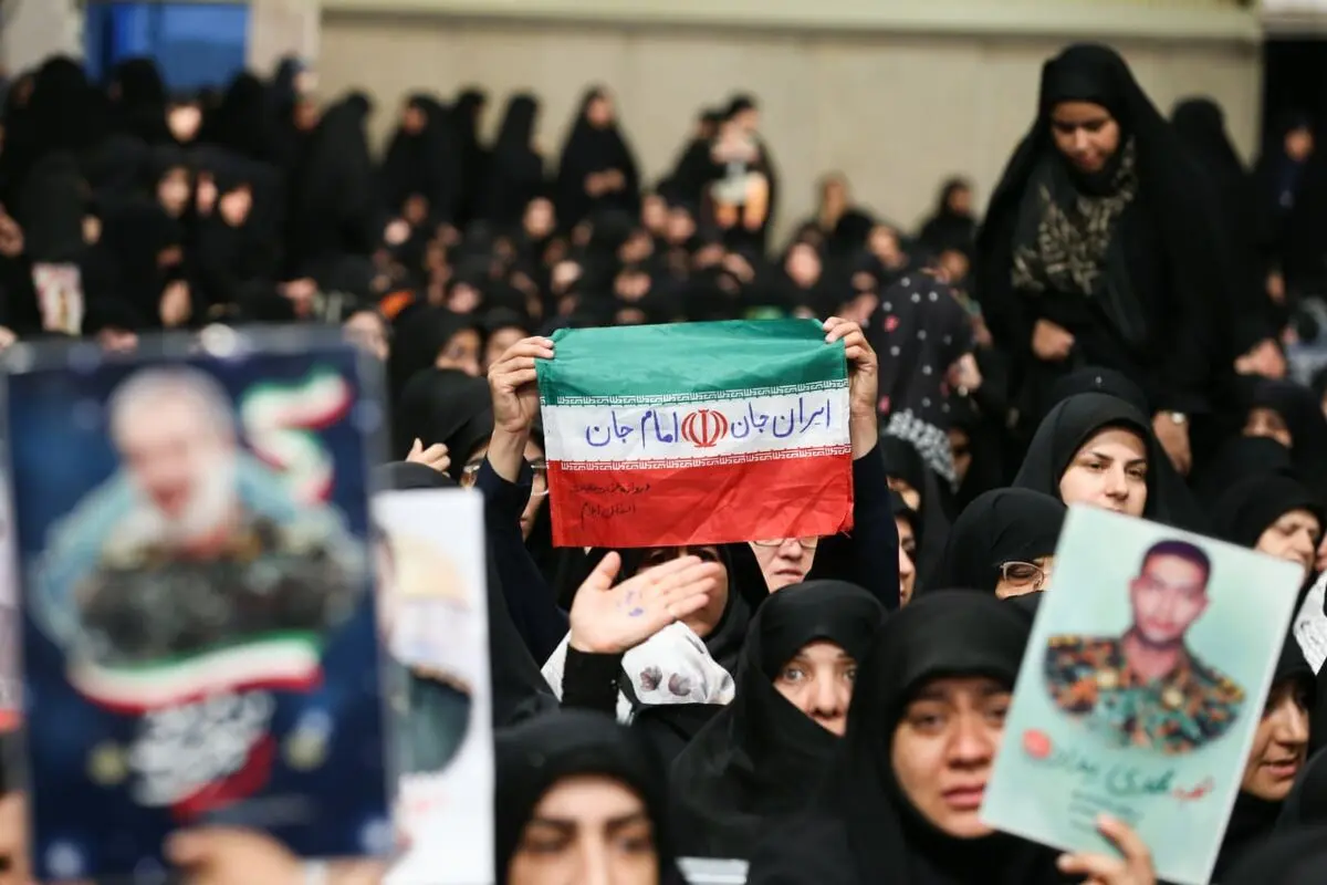 تصاویر مردمی که به دیدار رهبر انقلاب آمدند+ عکس