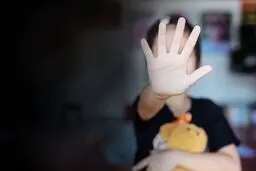 عمو شیطان صفت به بچه 10 ساله برادرش رحم نکرد

