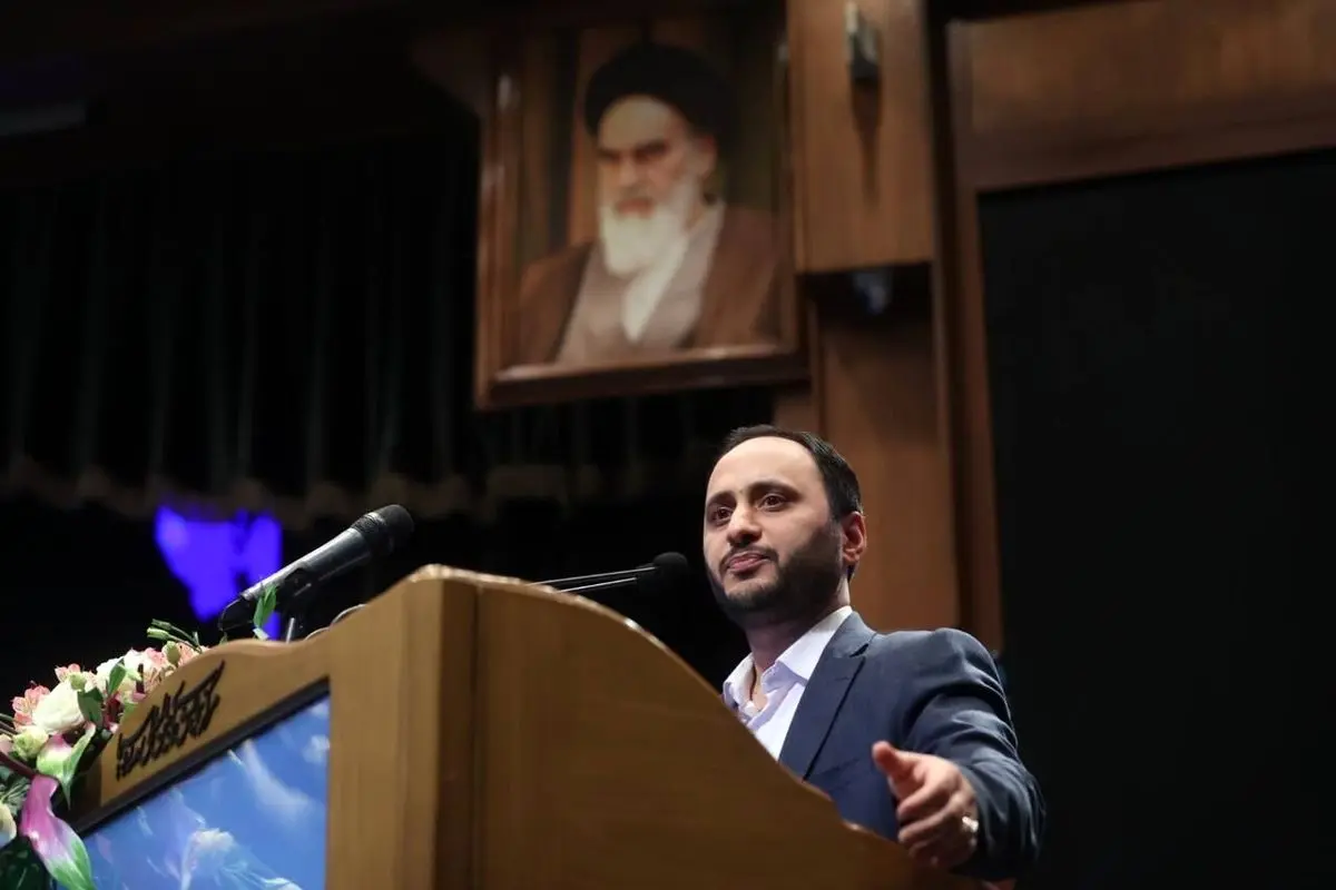  دشمن به دنبال نشان دادن نقاط ضعف و سیاهی است تا سایر نعمات دیده نشود

