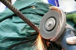 نجات معجزه‌آسای کارگر ساختمانی پس از سقوط بر روی میلگرد + ویدیو