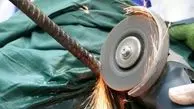 نجات معجزه‌آسای کارگر ساختمانی پس از سقوط بر روی میلگرد + ویدیو