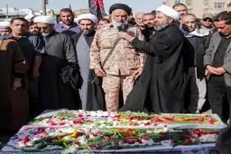 امام جمعه اهواز با لباس نظامی و تفنگ بر دوش نماز میت خواند +‌ عکس