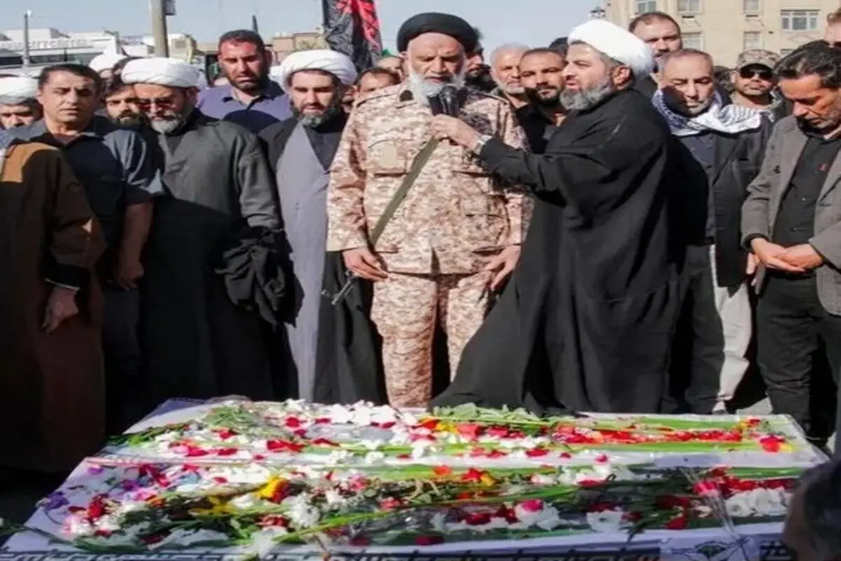 امام جمعه اهواز با لباس نظامی و تفنگ بر دوش نماز میت خواند +‌ عکس