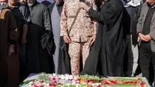 امام جمعه اهواز با لباس نظامی و تفنگ بر دوش نماز میت خواند +‌ عکس
