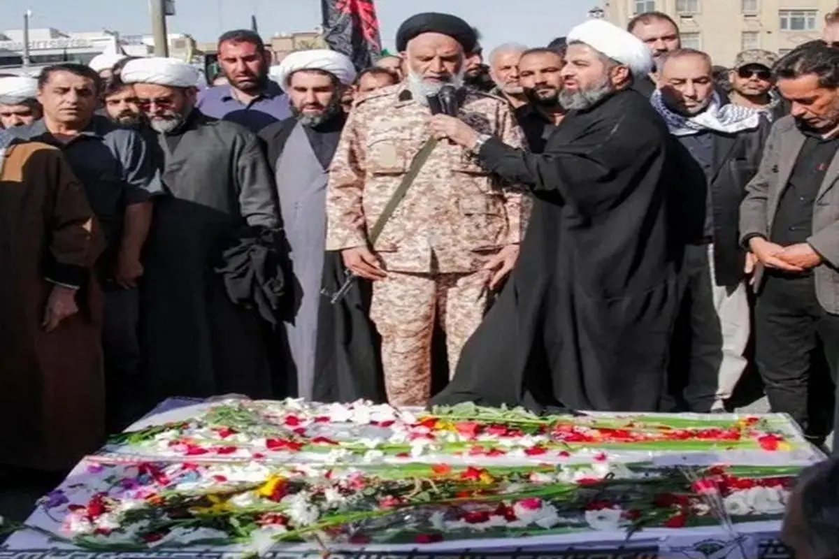 امام جمعه اهواز با لباس نظامی و تفنگ بر دوش نماز میت خواند +‌ عکس