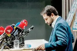 مردِ پشت درهای بسته محدودیت اینترنت