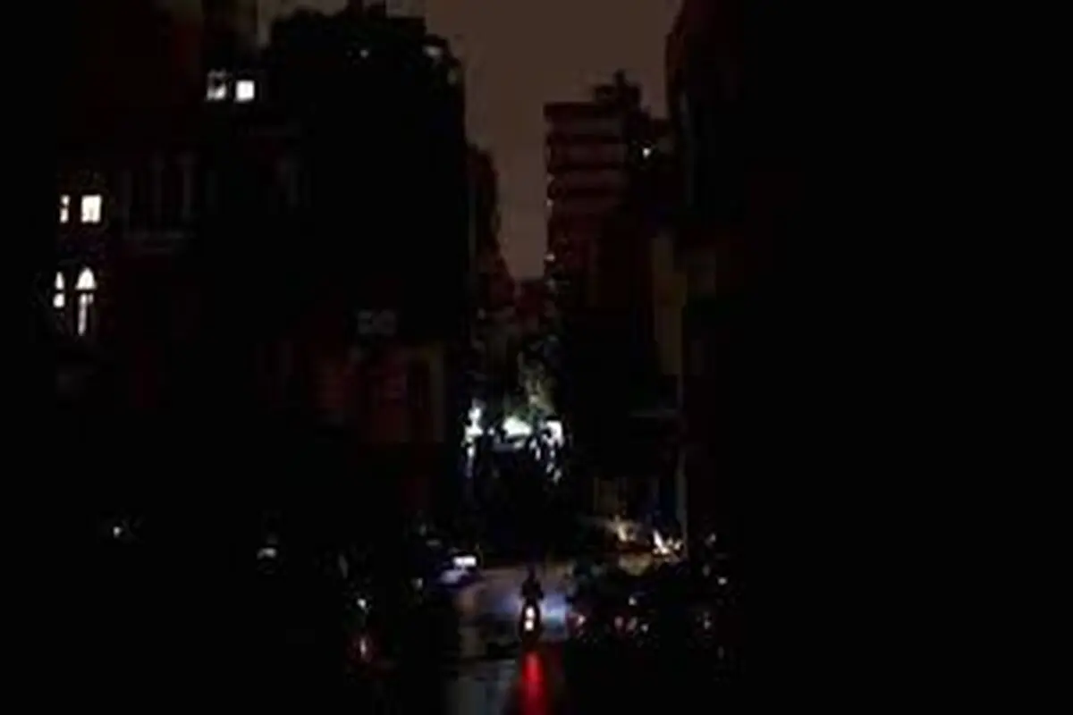 قطع برق شبانه در خیابان پیروزی و تعطیلی کسب و کارها در شب عید