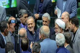 روایت روزنامه اعتماد از عدم اجازه قالیباف به یک نماینده مجلس برای خوش‌آمدگویی به پزشکیان