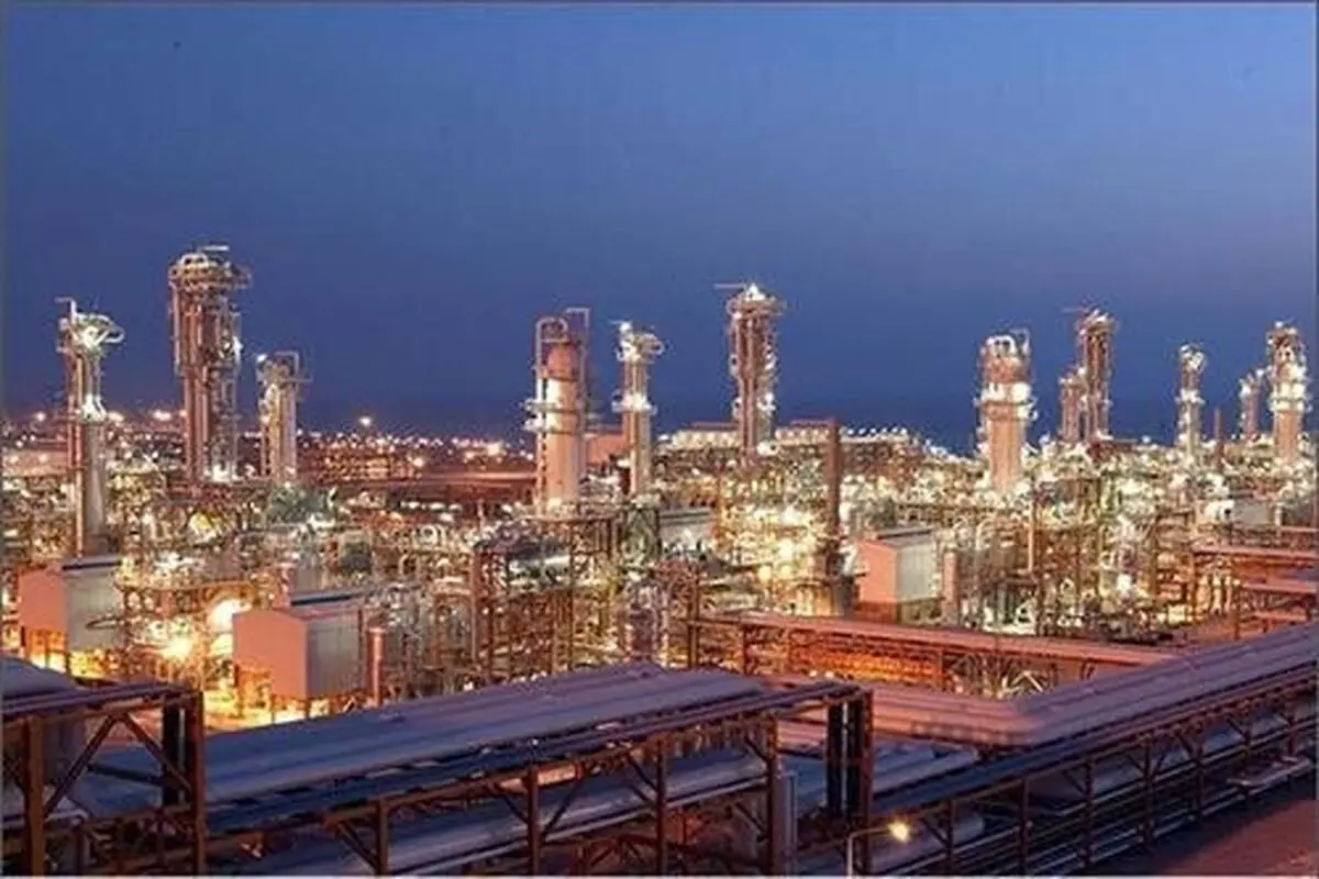 بازدید سرپرست وزارت رفاه از پالایشگاه نفت شازند همزمان با واگذاری سهام آن به سازمان تأمین اجتماعی