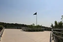 بزرگ‌ترین پرچم ایران به رنگ سیاه درآمد