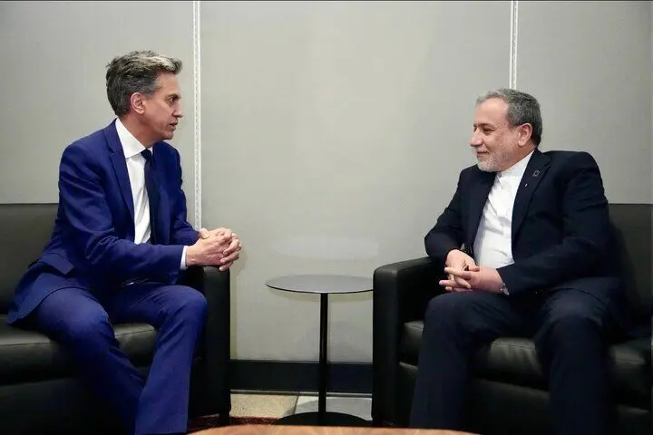 عراقچی در دیدار با وزیر خارجه انگلیس: انگلیس موظف به پیگرد کیفری مقامات صهیونیست به خاطر نسل‌کشی و جنایت جنگی است