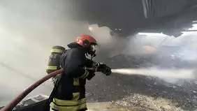 آتش سوزی انبار ضایعات پلاستیک در مشهد مهار شد