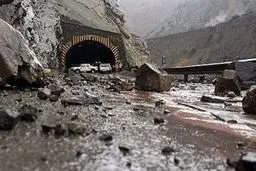 پلیس راه: خطر ریزش سنگ در جاده چالوس