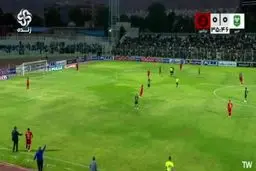 کمک‌داور بازی به‌دلیل پرتاب سنگ بازی را متوقف کرد + ویدیو