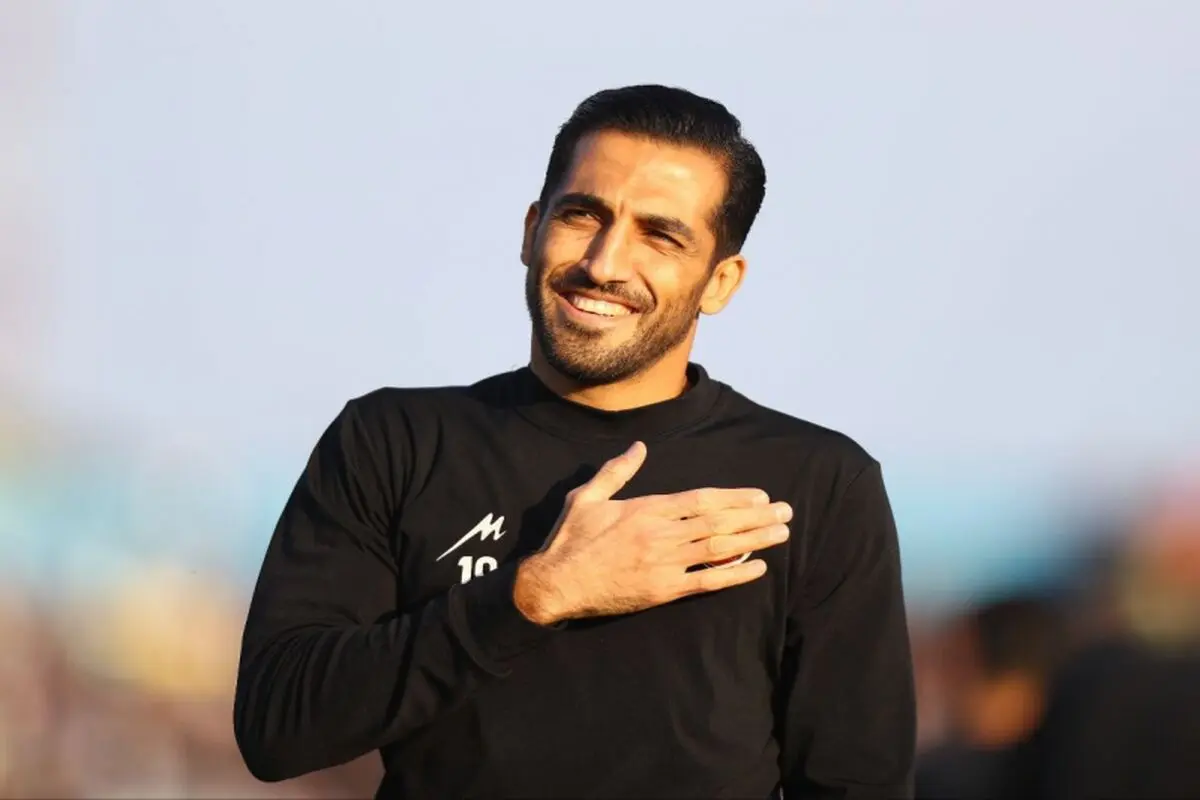 هواداران خیبر ستاره پرسپولیس را بی‌امان تشویق کردند!