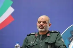 فرمانده سپاه با موتور خود را به مراسم اقامه نماز برای پیکر رهبر شهید رساند + عکس