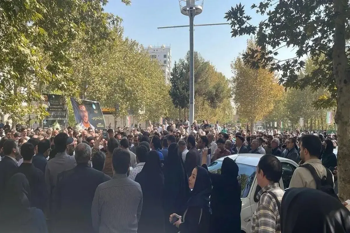 دوستان محمدامین کلاته دانشجوی نخبه دانشگاه تهران با لباس سفید به مراسم تشییع رفتند + عکس