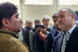 ویدیو / بوسه استاندار  بر دستان کارگر معدن زغالسنگ معدنجو
