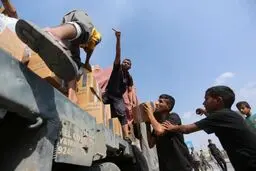 مقام سازمان ملل: به طور متوسط هر فرد در غزه تنها با دو قرص نان در روز زندگی می‌کند

