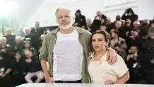 حضور اعتراضی جولیان آسانژ در جشنواره کن با پیراهنی حامل نام ۴۹۸۶ کودک فلسطینی کشته‌شده