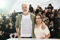 حضور اعتراضی جولیان آسانژ در جشنواره کن با پیراهنی حامل نام ۴۹۸۶ کودک فلسطینی کشته‌شده