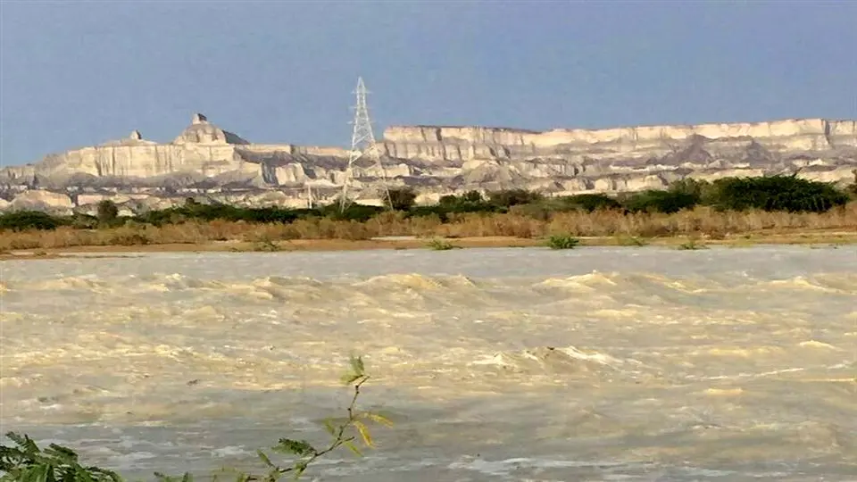 تصاویر تازه از طغیان رودخانه سرباز در اثر بارش باران/ ویدئو

