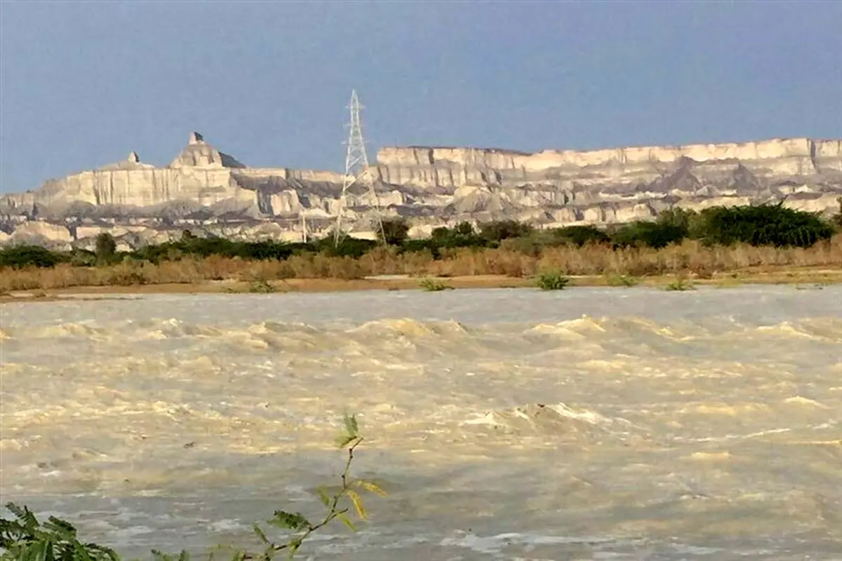 تصاویر تازه از طغیان رودخانه سرباز در اثر بارش باران/ ویدئو

