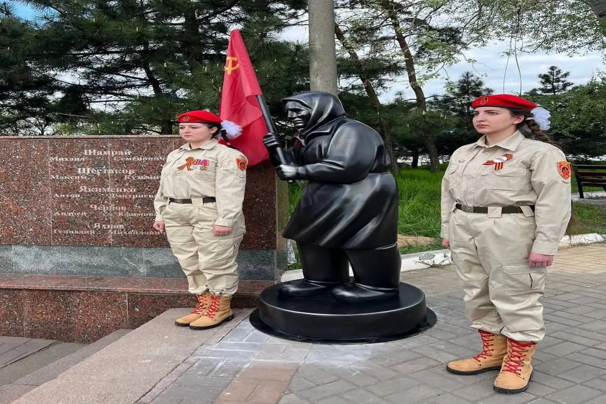 Images showing restoration of Soviet-era symbols in Mariupol