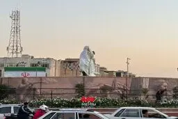 اولین تصاویر از نصب مجسمه زانو زدن پادشاه رم در میدان انقلاب + ویدیو