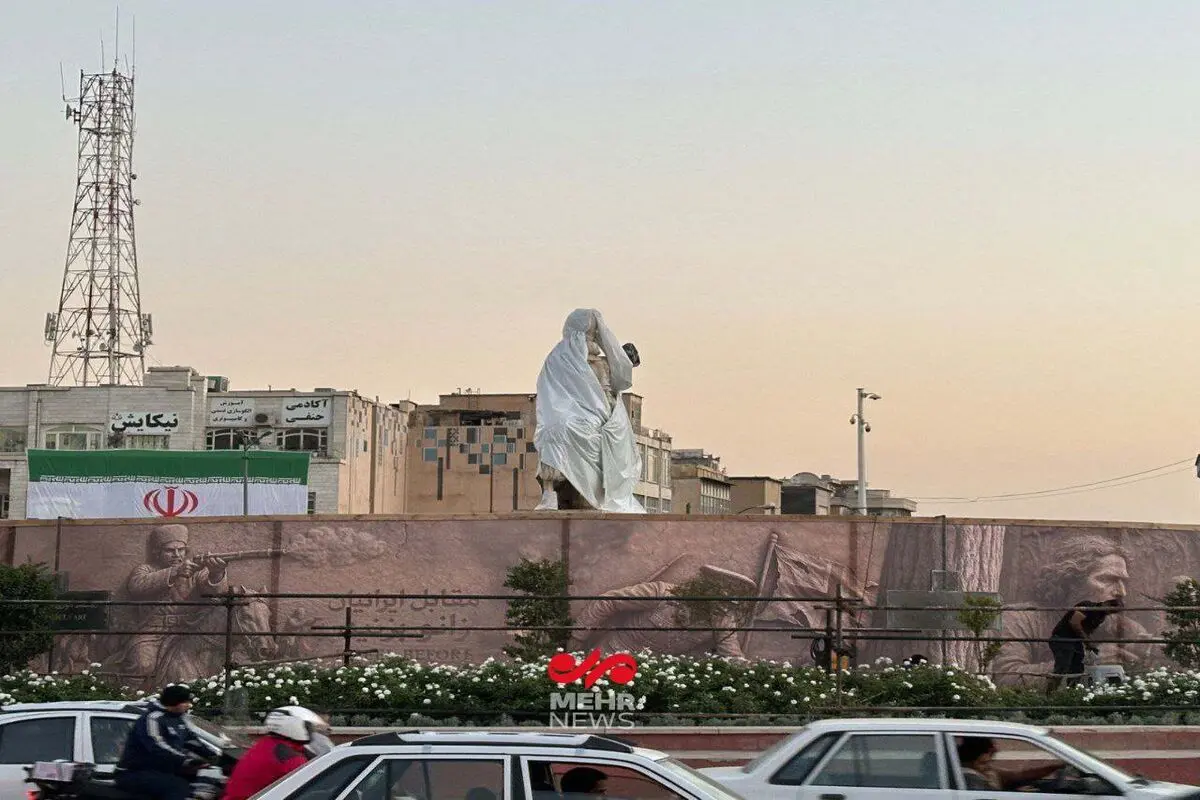 اولین تصاویر از نصب مجسمه زانو زدن پادشاه رم در میدان انقلاب + ویدیو