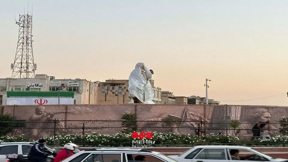 اولین تصاویر از نصب مجسمه زانو زدن پادشاه رم در میدان انقلاب + ویدیو