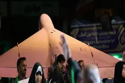پهپاد صورتی‌ در تجمع شبانه در میدان ولیعصر تهران + عکس