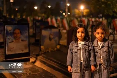 زیارت آرامگاه علی امینی، از آتش‌نشانان شهید حادثه پلاسکو
