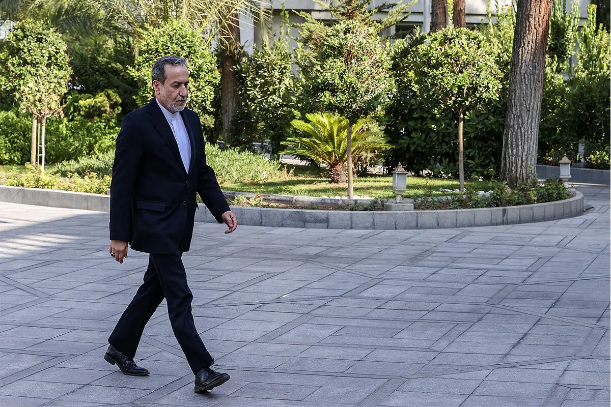 وزیر الخارجیة الایرانی یتوجه إلى مکان المحادثات غیر المباشرة مع امریکا
