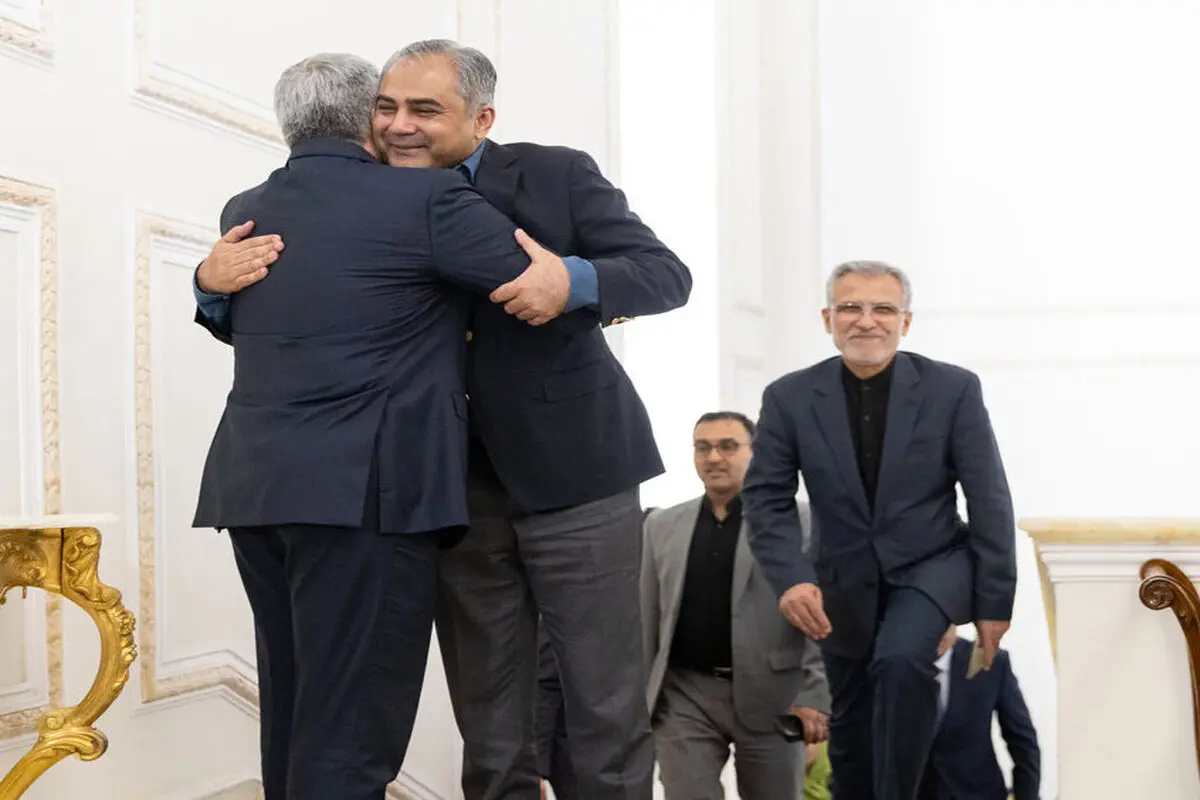 ۳ عکس صمیمی از عراقچی و وزیر کشور پاکستان
