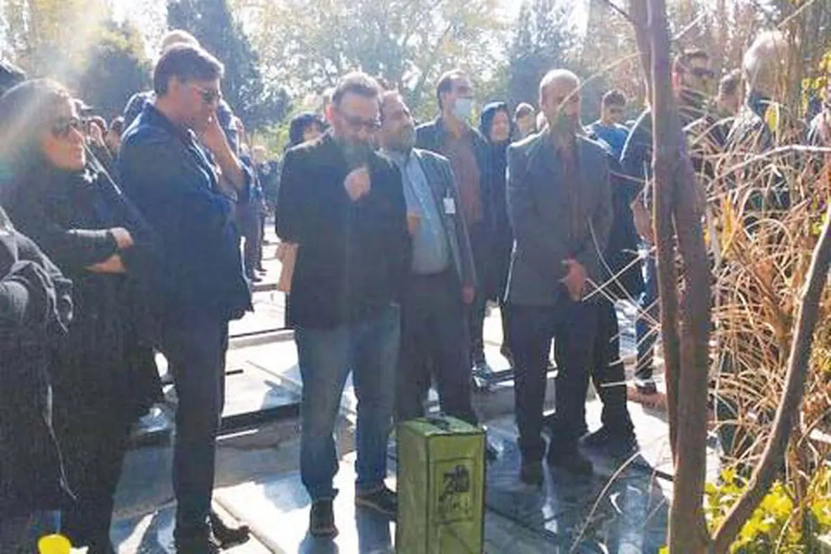 خاکسپاری الهام شکیب در قطعه هنرمندان
