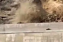 ریزش کوه در اتوبان قزوین _ رشت