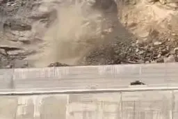ریزش کوه در اتوبان قزوین _ رشت