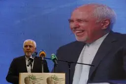 ظریف: فرق می‌کند خود سنگ سرکار باشد یا کسی که با سنگ اندازی مقابله می‌کند/ ویدیو