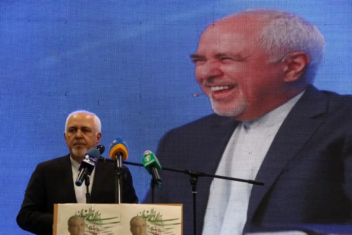 ظریف: فرق می‌کند خود سنگ سرکار باشد یا کسی که با سنگ اندازی مقابله می‌کند/ ویدیو