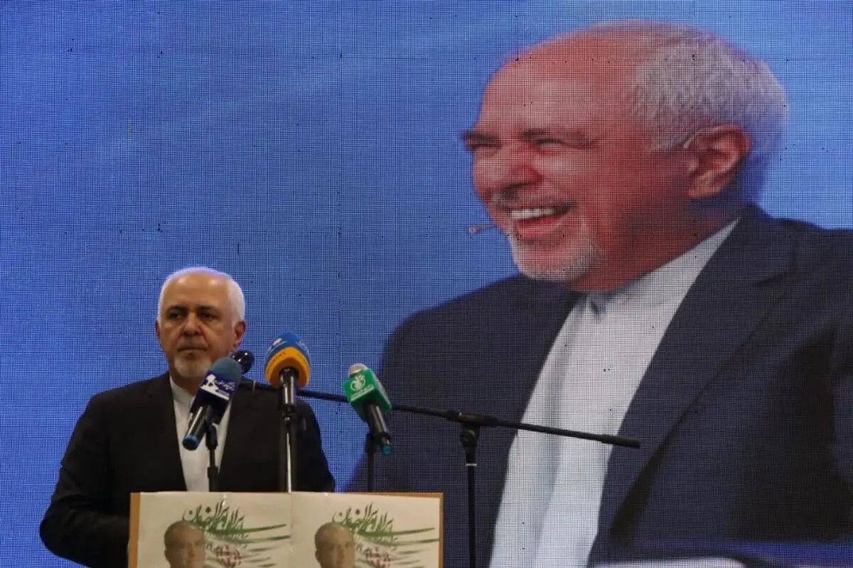 ظریف: فرق می‌کند خود سنگ سرکار باشد یا کسی که با سنگ اندازی مقابله می‌کند/ ویدیو