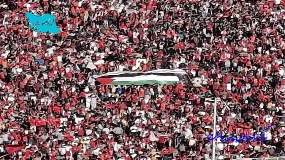 اهتزاز پرچم فلسطین در جشن قهرمانی تراکتور