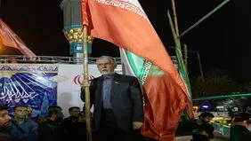 وزیر فرهنگ دولت پزشکیان در میدان ولیعصر پرچم‌گردانی کرد + عکس