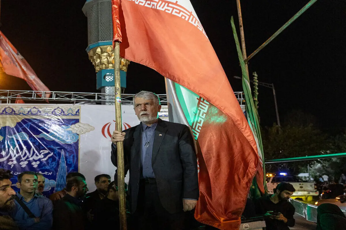 وزیر فرهنگ دولت پزشکیان در میدان ولیعصر پرچم‌گردانی کرد + عکس